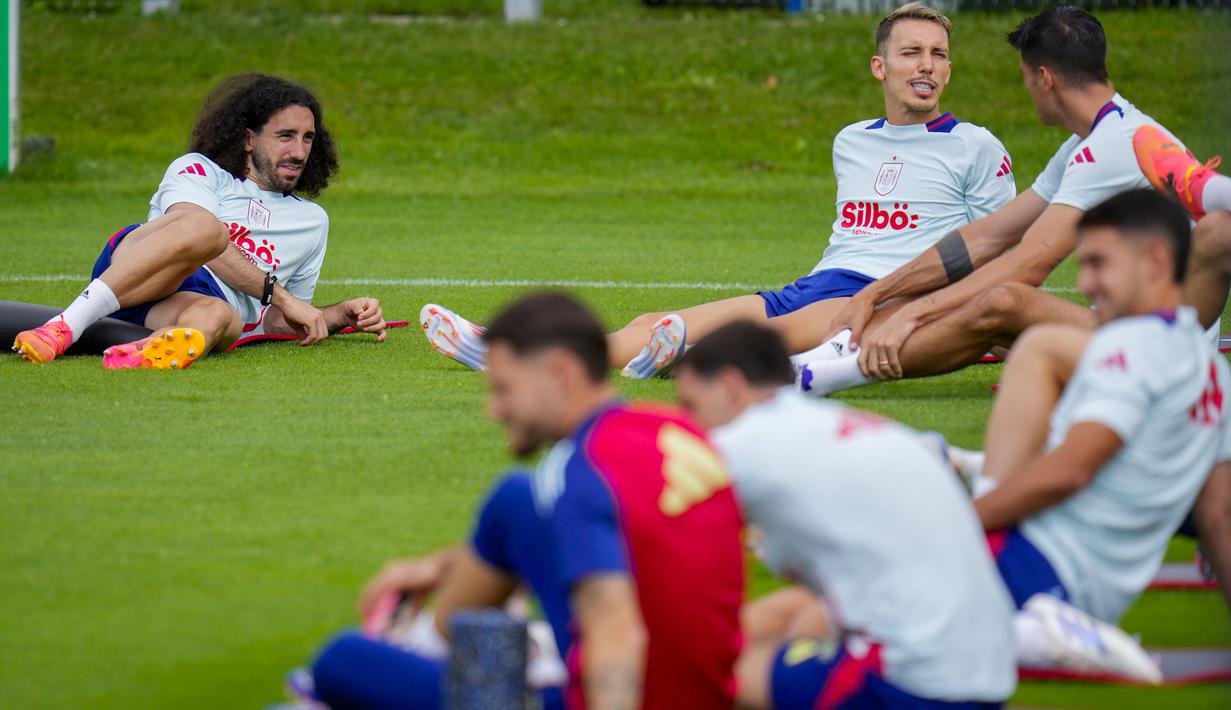 Skuad Tim Matador terlihat santai dan ceria saat sesi latihan tersebut. (AP Photo/Manu Fernandez)