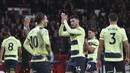 Para pemain Manchester City bereaksi terhadap para penggemar setelah bertanding melawan Nottingham Forest pada pertandingan lanjutan Liga Premier Inggris di  Stadion City Ground, Nottingham, Inggris, Sabtu (18/2/2023). Man City bermain imbang atas Nottingham Forest dengan skor 1-1. (AP Photo/Rui Vieira)