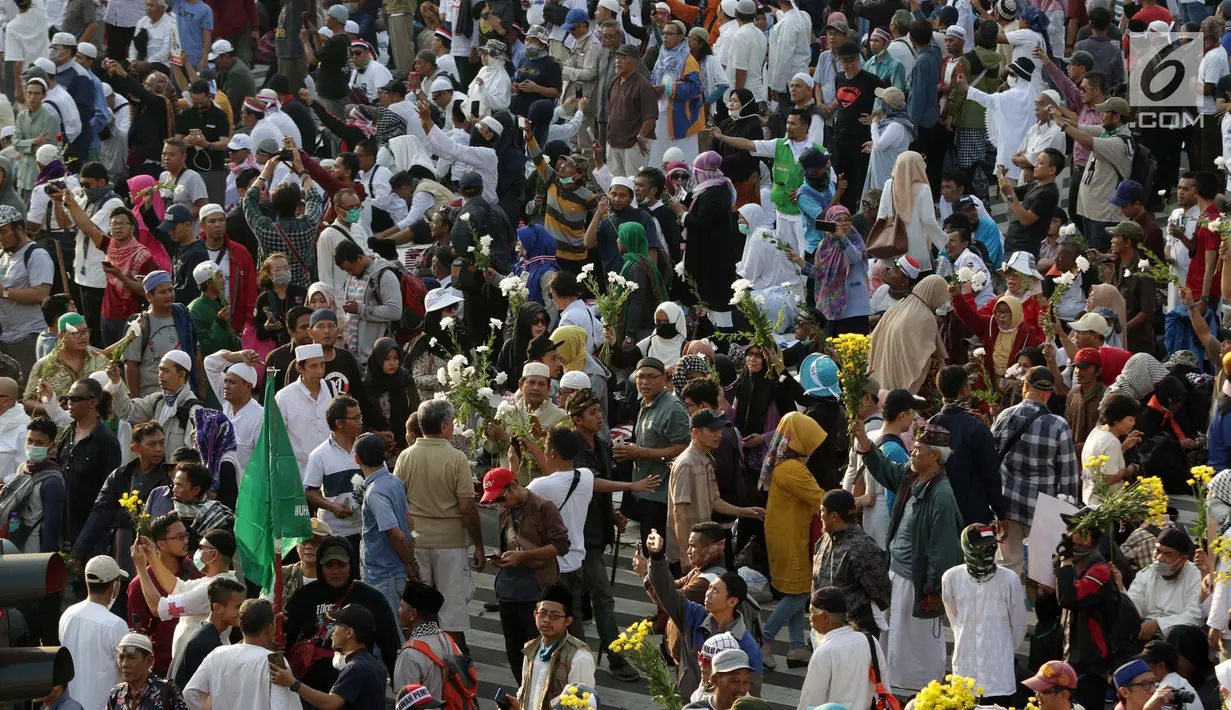 Peserta aksi massa Gerakan Nasional Kedaulatan Rakyat saat melakukan unjuk rasa di depan Gedung Bawaslu, Jakarta, Selasa (21/5/2019). Mereka menolak hasil Pemilu 2019 yang dinilai banyak terdaopat kecurangan. (Liputan6.com/Helmi Fithriansyah)