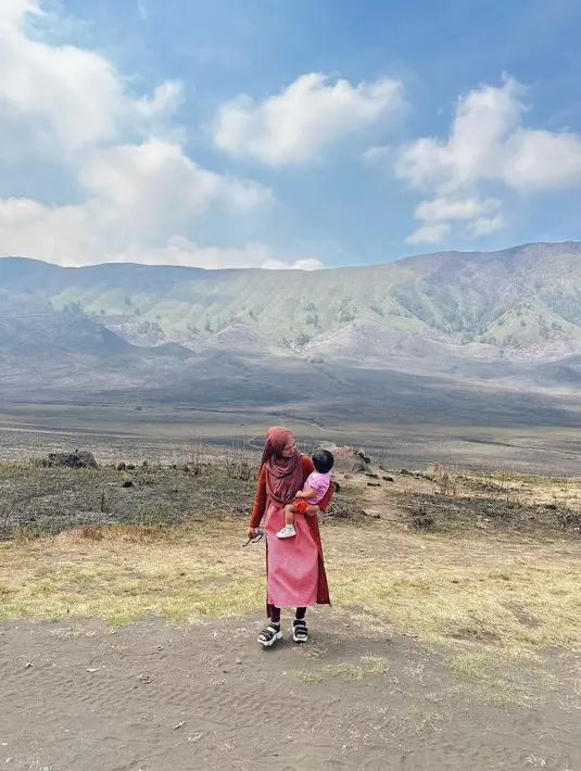 Istri Teuku Ryan itu tampak mengenakan dress motif kotak-kotak warna merah. Dress tersebut ia padukan bersama long cardigan warna teracotta. Sementara untuk hijabnya, Ria Ricis memilih pashmina warna burgundy yang senada dengan legging-nya. [@riaricis1795]