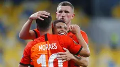 Para pemain FC Shakhtar Donetsk merayakan gol yang dicetak oleh Junior Moraes ke gawang VfL Wolfsburg pada laga Liga Europa di Stadion NSK Olimpiyskiy, Kiev, Rabu (5/8/2020). Shakhtar Donetsk menang 3-0 atas Wolfsburg. (AP/Efrem Lukatsky)