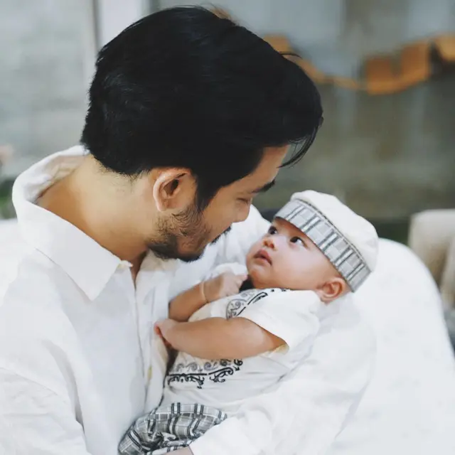Potret Jeje Govinda asuh anak. (Sumber: Instagram/ritchieismail)