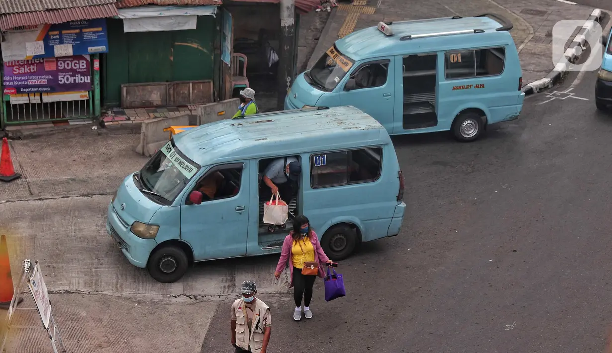 Penumpang menaiki angkutan kota di kawasan Jakarta, Minggu (4/9/2022). Organisasi Angkutan Darat (Organda) merespons kenaikan harga bahan bakar minyak (BBM). Kenaikan harga BBM berdampak pada operasional sehingga menyebabkan kenaikan tarif angkutan umum. Kenaikan tarif tersebut kisaran 25 persen sampai dengan 35 persen. (Liputan6.com/Angga Yuniar)