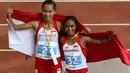 Selebrasi putri Indonesia, Rini Budiarti (kiri) yang meraih medali perak dan Triyaningsih meraih emas nomor lari 5.000m SEA Games 2015. (Bola.com/Arief Bagus)