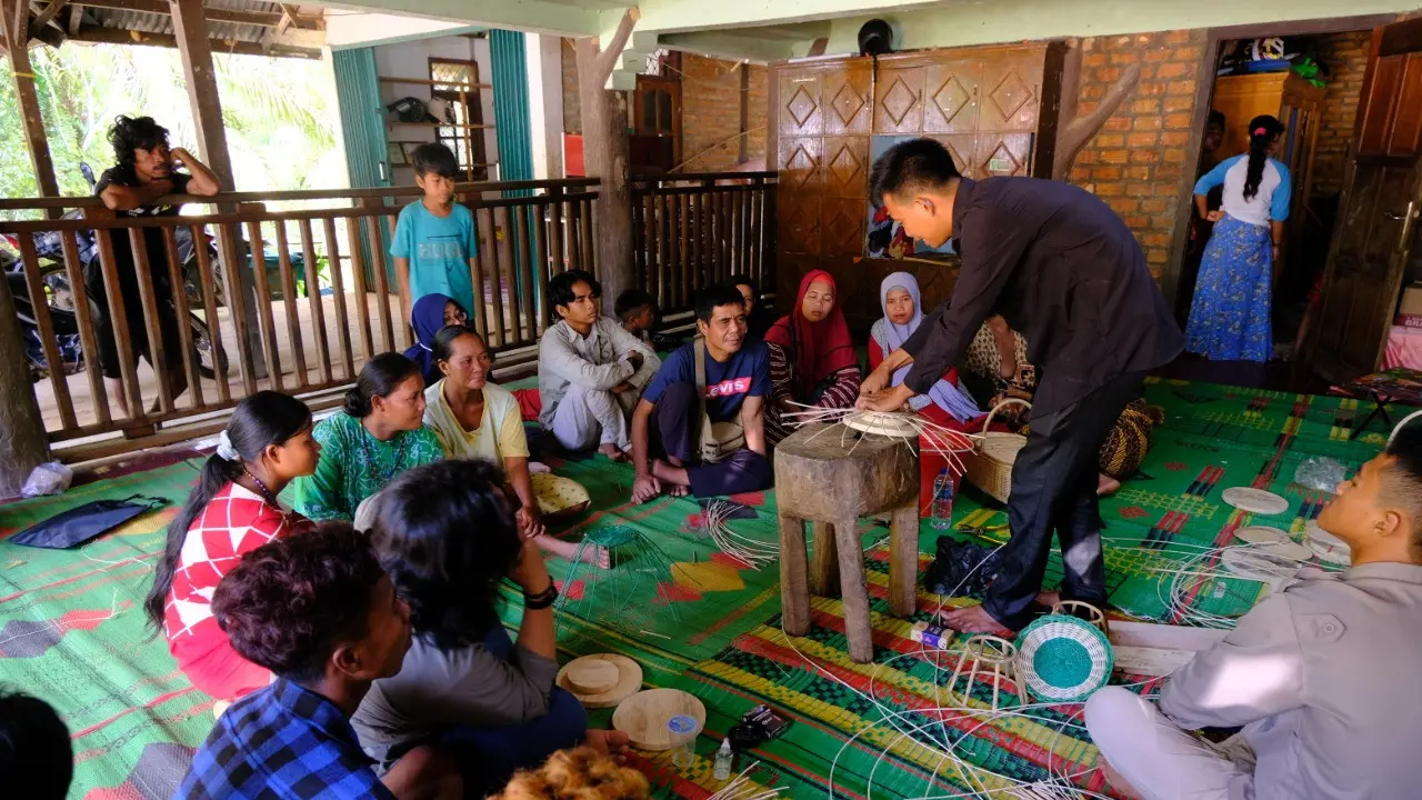 Orang Rimba Menganyam Rotan