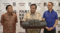 Ketum Partai Gerindra, Prabowo Subianto (tengah) didampingi Presiden PKS, Sohibul Iman, Sekjen PAN Eddy Soeparno memberikan keterangan pers untuk berkoalisi di Pilkada Serentak 2018 di Kantor PKS, Jakarta, Minggu (24/12). (Liputan6.com/Faizal Fanani)