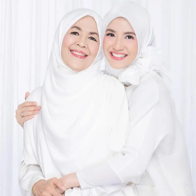 Pernikahan Sempat Tak Direstui Ibunda, Ini 6 Potret Natasha Rizky dan Sang Ibu