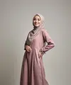Model gamis kekinian untuk wanita usia 25-an (created by Meta AI)