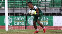 Pemain Persebaya Surabaya, Irfan Jaya, menjajal berlatih sebagai kiper pada sesi latihan Stadon Gelora Bung Tomo, Surabaya, Senin (24/9/2018) sore. (Bola.com/Aditya Wany)