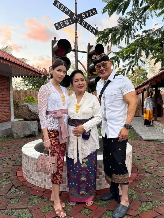 Ia mengenakan kebaya Bali berwarna putih dipadukan dengan kain tenun Bali berwarna vibrant [@sabrinachairunnisa_]