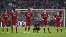 Para pemain Liverpool terlihat sedih usai timnya gagal juara pada final Audy Cup di Munchen, (2/8). Atletico menang 5-4 atas Liverpool lewat adu penalti setelah bermain imbang 1-1. (AFP Photo/Christof Stache)