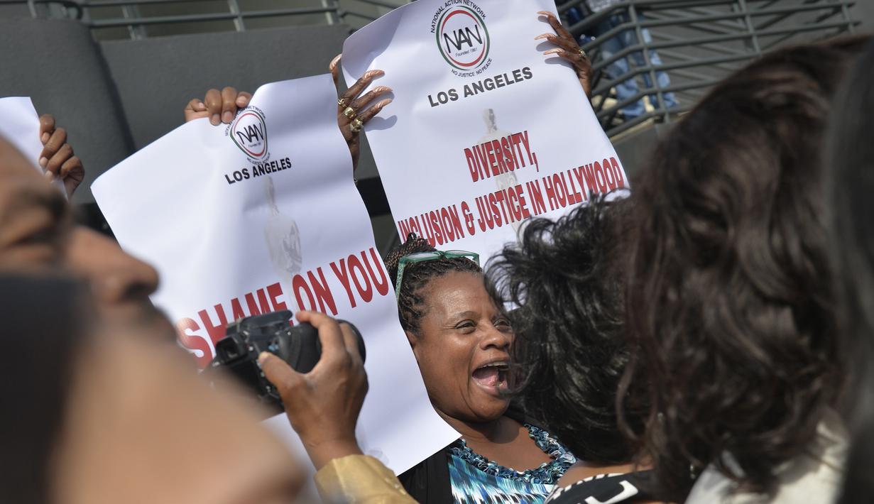 Reaksi seorang demonstran saat ikut ambil bagian dalam aksi protes yang digelar di luar acara Piala Oscar 2016 di Hollywood , Minggu (28/2). Perhelatan Oscar kali ini menuai kecaman karena para nominator semuanya berkulit putih. (REUTERS/Stuart Palley)