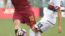 Legenda AS Roma, Francesco Totti, beraksi melawan Genoa pada laga terakhirnya bersama Serigala Roma di Stadion Olimpico, Roma, Minggu (28/5/2017). Selama 25 tahun Totti berkarier di AS Roma. (EPA/Claudio Peri)