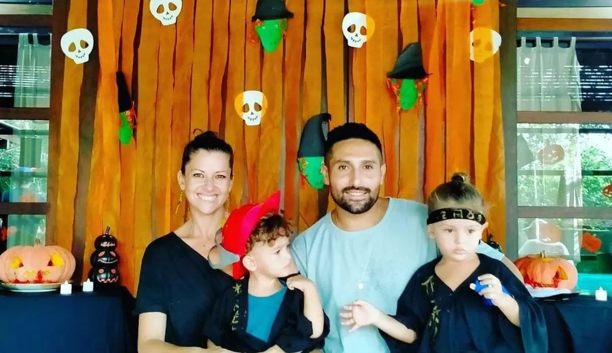 Diketahui, saat ini Gaston sudah memiliki istri bule yang cantik dan dua anak. [instagram/gastoncastano32]