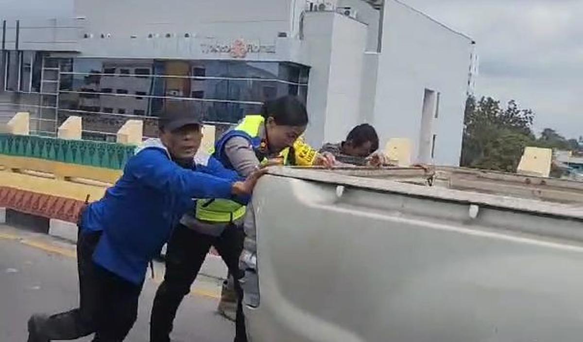"Tertangkap kamera momen Kasat Lantas Polresta Pekanbaru Kompol Birgitta Atvina Wijayanti saat membantu mendorong mobil warga yang mogok, di Flyover Simpang Harapan Raya," tulis akun instagram @pkukini.<br>