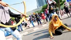 Sejumlah massa yang tergabung dalam forum harimaukita menggelar aksi teatrikal saat mengkampanyekan Global Tiger Day di Bundaran Hotel Indonesia (HI), Jakarta, Minggu (30/7). (Liputan6.com/Helmi Afandi)
