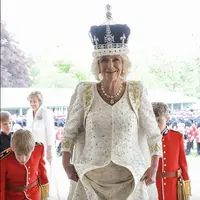Gaun Ratu Camilla menyimpan banyak pesan untuk orang tercinta. Pada gaun tersebut, tertulis juga nama anak dan cucu yang dibordir dengan benang emas. [Foto: Instagram/ Kensington Royal]
