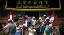 Umat muslim Cina meninggalkan masjid Niujie, Beijing, seusai pelaksanaan salat Idul Fitri, 26 Juni 2017. Masjid Niujie merupakan Masjid bersejarah di Kota Beijing dan mnjadi tempat ibadah masyarakat muslim. (AP Photo/Mark Schiefelbein)