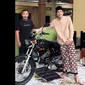 Gus Iqdam mendapat hadiah Yamaha RX King dari juragan motor. (Youtube Bang Arik)