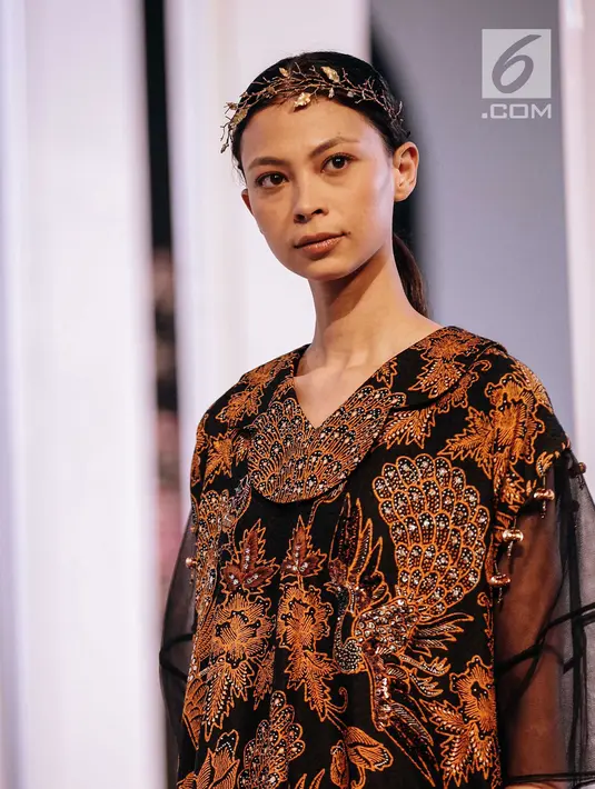 Salah satu busana rancangan Iwan Tirta Private Collection x Mel Ahyar dalam acara Fashion Nation 2018 di Senayan City, Jakarta, Rabu (18/4). (Liputan6.com/Faizal Fanani)