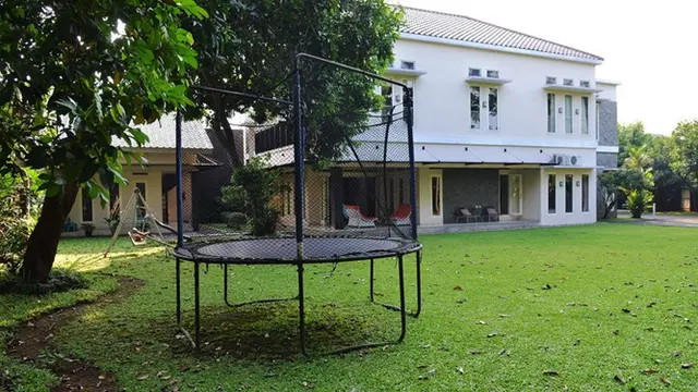7 Potret Rumah Mewah Farhan, Berdiri di Atas Tanah Luas dan Bergaya Modern