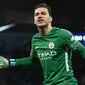 Kiper - Ederson Moraes (Brasil) pindah dari Benfica ke Manchester City dengan harga 35 juta poundsterling. (AFP/Oli Scarff)