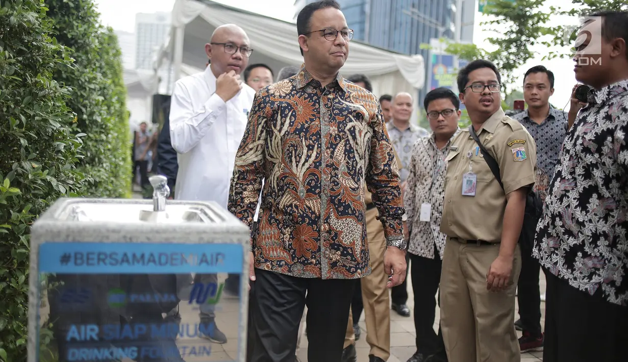 Gubernur DKI Jakarta, Anies Baswedan meninjau fasilitas air siap minum seusai peresmian di Stasiun MRT Dukuh Atas, Jakarta, Selasa (30/4/2019). Fasilitas air siap minum itu diharapkan memberi rasa kenyamanan bagi setiap masyarakat yang memerlukan kebutuhan air minum. (Liputan6.com/Faizal Fanani)