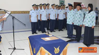 Danlanud Suryadarma mengambil sumpah tiga PNS lingkungan TNI di Lanud Suryadarma, Senin (26/9).
