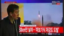 Seorang pria melewati layar televisi yang menyiarkan berita peluncuran rudal oleh Korea Utara (Korut), di sebuah stasiun kereta di Seoul, Korea Selatan, Selasa (5/4). Rudal itu ditembakkan dari wilayah timur Korut ke arah Laut Jepang. (JUNG Yeon-Je/AFP)