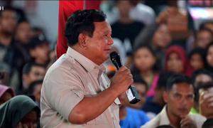 Presiden Prabowo Subianto saat merayakan malam tahun baru bersama masyarakat terdampak bencana di posko pengungsian Desa Batu Hela, Batang Toru, Kabupaten Tapanuli Selatan (Tapsel). (Dok. Tangkapan Layar YouTube)