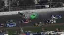 Danica Patrick (warna hijau) mengalami tabrakan beruntun di arena perlombaan balap Nascar Daytona 500 Cup di Daytona International Speedway (18/2). (Sean Gardner/Getty Images/AFP)