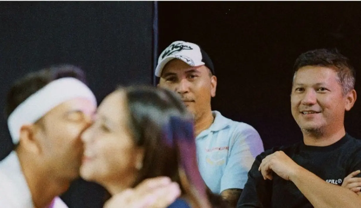 Gading Marten justru membagikan potret muka pengen saat melihat kemesraan teman-temannya. Seperti merasa iri melihat Raffi Ahmad dan Nagita Slavina pelukan. (Liputan6.com/IG/gadiing)