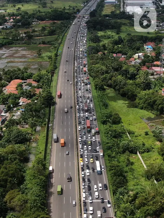 <p>Foto udara menunjukkan kendaraan terjebak macet di gerbang masuk tol Cikupa, Tangerang, Banten, Kamis (28/4/2022). Memasuki H-4 Hari Raya Idulfitri 1443 H atau Lebaran 2022, kendaraan pemudik dengan menggunakan kendaraan pribadi mengular di pintu tol Cikupa arah Merak. Kemacetan terjadi kurang lebih hingga dua km meter. (Liputan6.com/Angga Yuniar)</p>