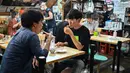 Orang-orang berkumpul di "izakaya", sebuah bar tradisional Jepang, pada malam hari di Tokyo, 4 September 2020. Interior tempat ini biasanya dari kayu, yang semakin menambah kesan tradisional. (Photo by Charly TRIBALLEAU / AFP)