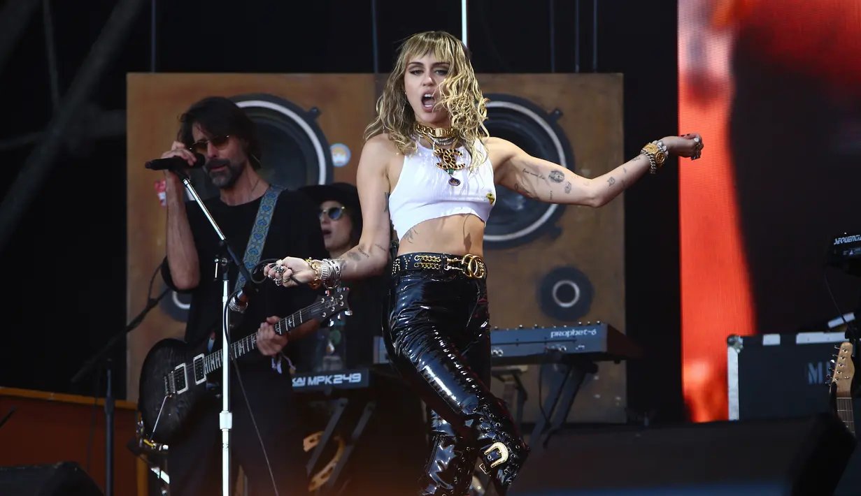 Aksi Miley Cyrus saat tampil pada hari terakhir Festival Glastonbury di Worthy Farm, Somerset, Inggris, Minggu (30/6/2019). Miley Cyrus melakukan banyak gerakan seksi saat tampil di Festival Glastonbury. (Photo by Joel C Ryan/Invision/AP)