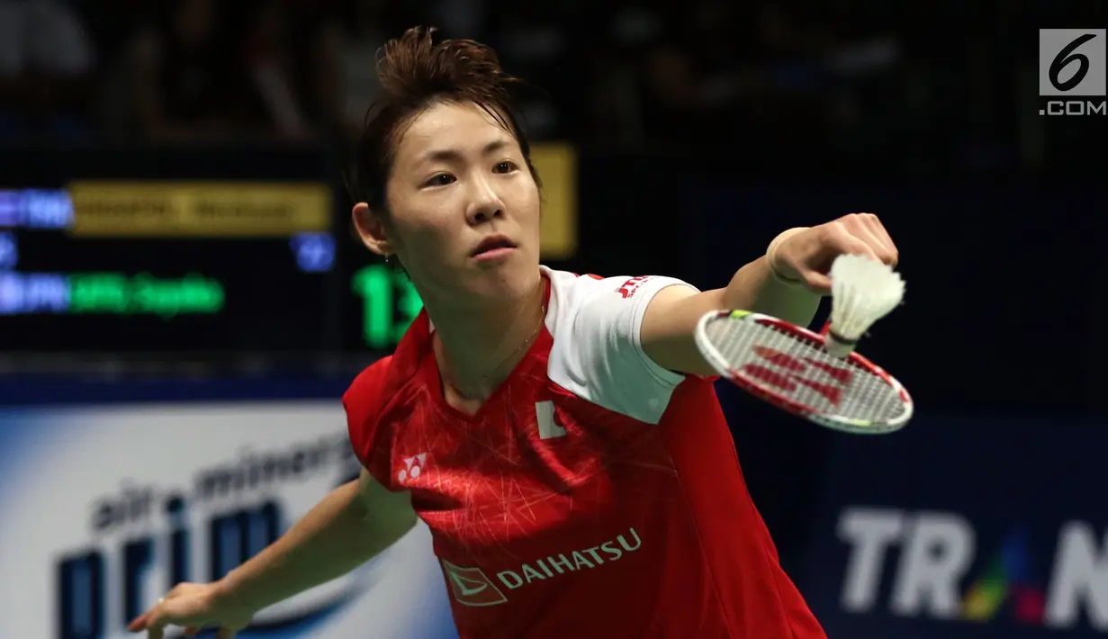 Pebulu tangkis Jepang, Sayaka Sato mengembalikan kok ke arah pemain Thailand, Nitchaon Jindapol di Semifinal Indonesia Open 2017 di Jakarta, Sabtu (17/6). Sato unggul 13-21, 21-18, 21-14. (Liputan6.com/Helmi Fithriansyah)