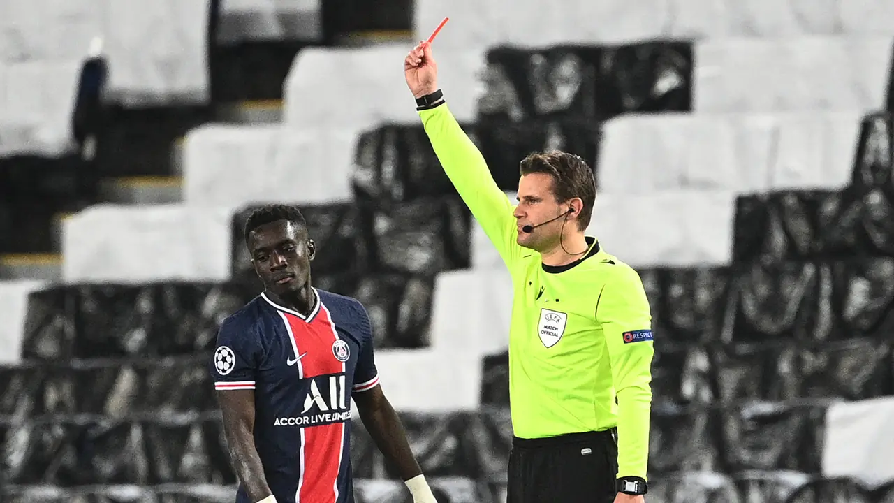 FOTO: Manchester City Comeback, Bungkam PSG 2-1 - Idrissa Gueye; Wasit Felix Brych