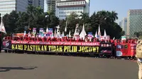 Sejumlah buruh membentangkan spanduk menolak kepemimpinan Jokowi dua periode di sela aksi May Day