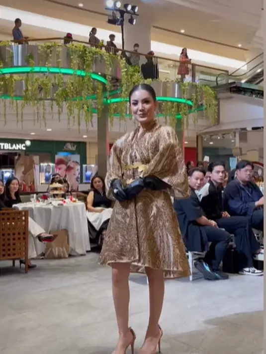 Gaun ini dipadukan dengan latex gloves hitam yang bikin Nindy terlihat makin glamor [@nindyayunda]