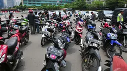 Sejumlah motor sengaja diparkirkan di tengah jalan saat aksi di bundaran HI, Jakarta, Minggu (22/12/2014). (Liputan6.com/Johan Tallo)