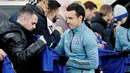 Penyerang Pedro menandatangani jersey  Chelsea kepada penggemar selama sesi pelatihan di NSC Olympiyskiy, Kiev, Ukraina (13/3). Chelsea akan bertanding melawan Dynamo Kiev pada leg kedua babak 16 besar Liga Europa. (Reuters/Valentyn Ogirenko)