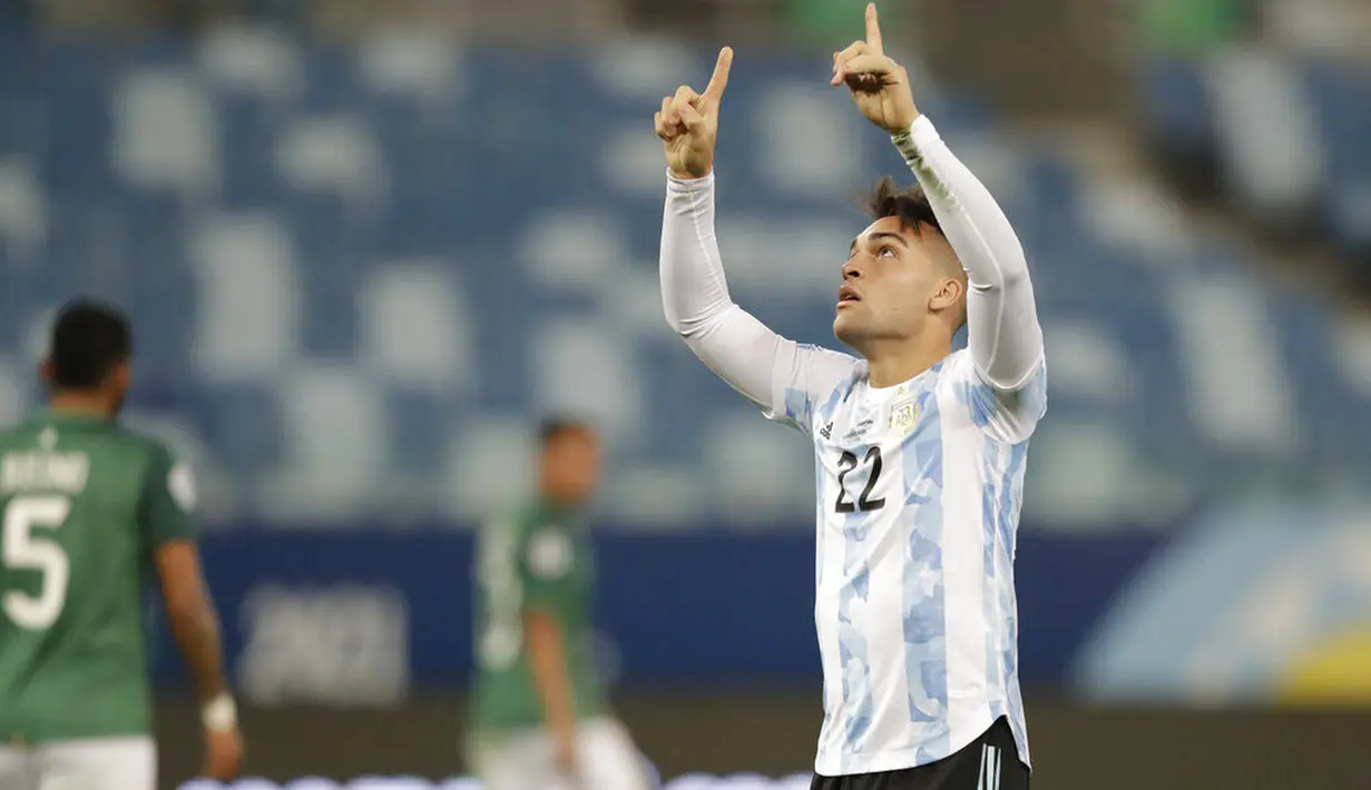 Namun, Argentina kembali melebarkan jarak lagi empat menit berselang. Kali ini giliran Lautaro Martinez yang membobol gawang Bolivia. Skor menjadi 4-1. (AP/Andre Penner)