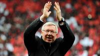 Pelatih Manchester United, Sir Alex Ferguson, menyapa suporter saat melawan Swansea City pada laga Premier League di Stadion Old Trafford (12/5/2013). Pertandingan tersebut sekaligus menjadi momen perpisahan Sir Alex Ferguson bersama Setan Merah. (AFP/Andrew Yates)