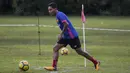 Gelandang Selangor FA, Evan Dimas, mengontrol bola saat latihan di Lapangan SUK, Selangor, Sabtu (3/2/2018). Selangor FA bersiap jelang laga perdana Liga Super Malaysia melawan Kuala Lumpur FA. (Bola.com/Vitalis Yogi Trisna)