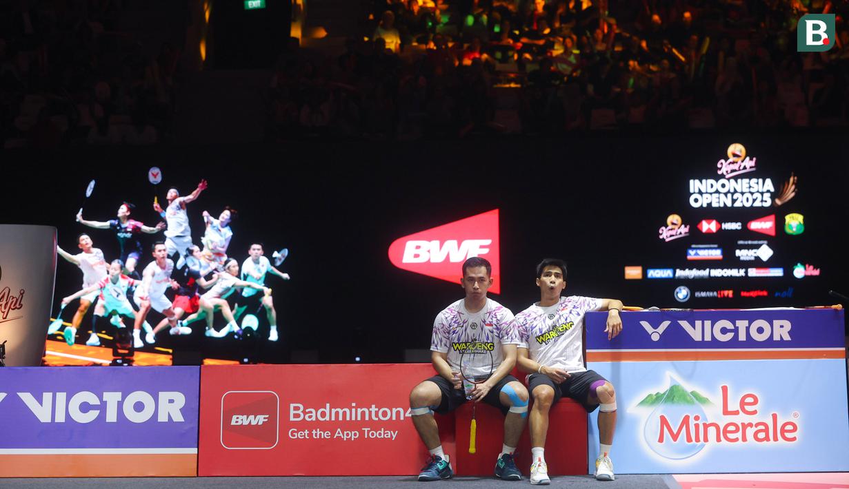 Ganda putra Indonesia Sabar Karyaman Gutama / Moh Reza Pahlevi Isfahani tampak kecewa setelah takluk dari wakil Korea Selatan Kim Won Ho / Seo Seung Jae, pada final Indonesia Open 2025 di Istora Senayan, Jakarta, Minggu (8/6/2025). (Bola.com/M Iqbal Ichsan)