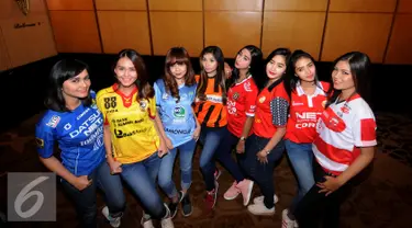 Para model saat bergaya menggunakan kaos tim peserta Torabika Soccer Championship 2016 di Hotel Mulia, Jakarta, Senin (18/4). 18 klub sepakbola profesional dipastikan mengikuti Torabika Soccer Championship 2016. (Liputan6.com/Helmi Fithriansyah)