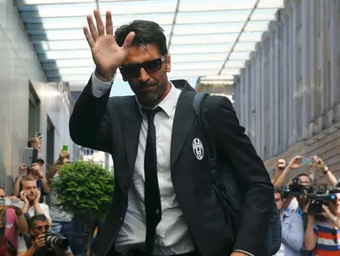Kiper Juventus, Gianluigi Buffon mengunakan kacamata hitam menyapa pengemarnya saat tiba di hotel, Berlin, Jerman (5/62015). Juventus akan menghadapi Barcelona di final Liga Champions di Olympiastadion Berlin. (REUTERS/Michael Dalder)
