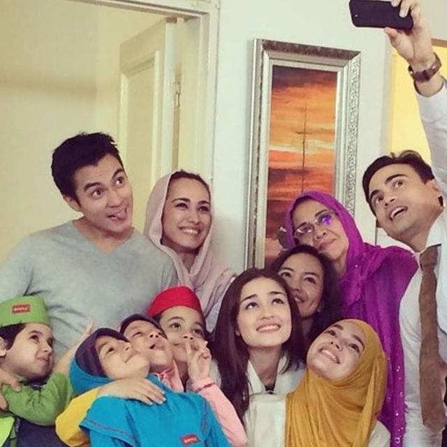 Kehilangan Sahabat, Ini 7 Potret Jadul Baim Wong Bersama Ashraf Sinclair