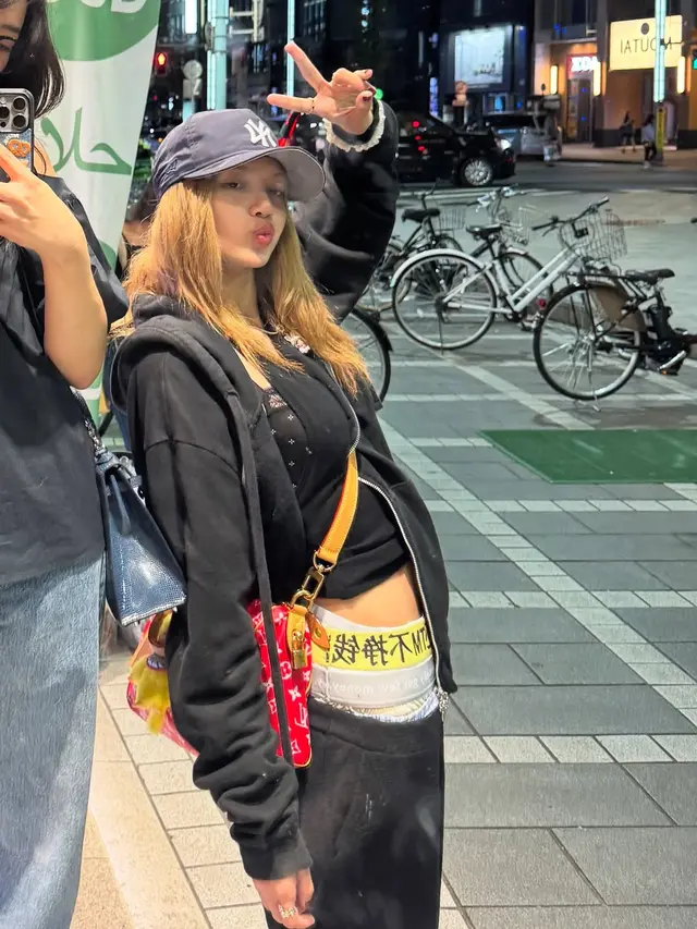 OOTD Serba Hitam Lisa BLACKPINK Liburan di Jepang, Tenteng Tas Hermes Langka Seharga Rp5 Milyar