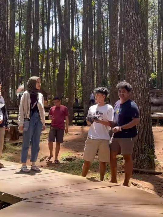 ALca dan Bintang juga main ke hutan pinus, definisi bahagia itu sederhana. Jalan-jalan nggak ke haru mall, ke alam pun bisa jadi alternatif lho. (Instagram.com/bintangemon)